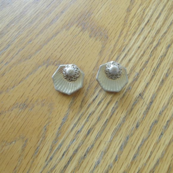 Alice clip earrings gold tone ribbed flower - Picture 1 of 1